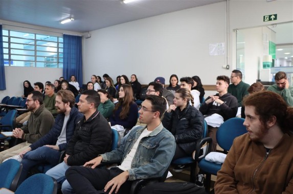 Medicina UniGuairacá realiza visita técnica à Policlínica Guairacá