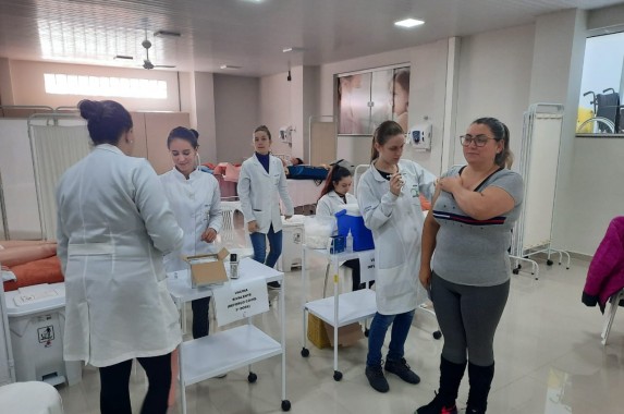 Acadêmicos, professores e colaboradores da Policlínica Guairacá são imunizados contra gripe e covid-bivalente